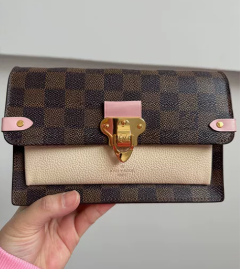 棋盘格上等牛皮小包，有搭配肩带铁链，手拿肩...