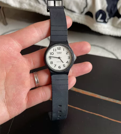 卡西欧电子表 没带过，膜都没撕 感兴趣的话...