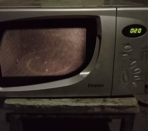 海尔微波炉20升的，正常使用，很沉需要自提...
