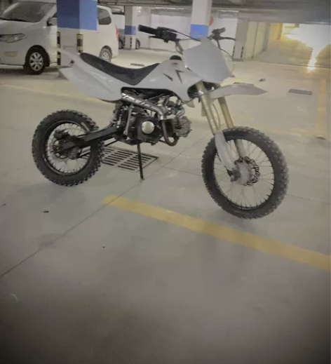 小型越野摩托车。适合一米六身高骑。   电...