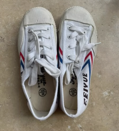 飞跃小白鞋板鞋，买回来穿过一次 只穿过一次...