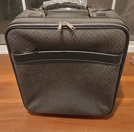 全新皮革登机箱，有点沉。 感兴趣的话点“我...
