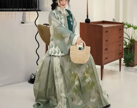 闲置物品  不退不换 柒邑原创汉服女明制马...