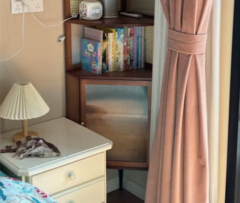 买了不到一周 尺寸没算好，太紧了，门打不开...