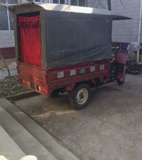 三轮摩托车，银刚牌三轮摩托车。以前爸妈做生...