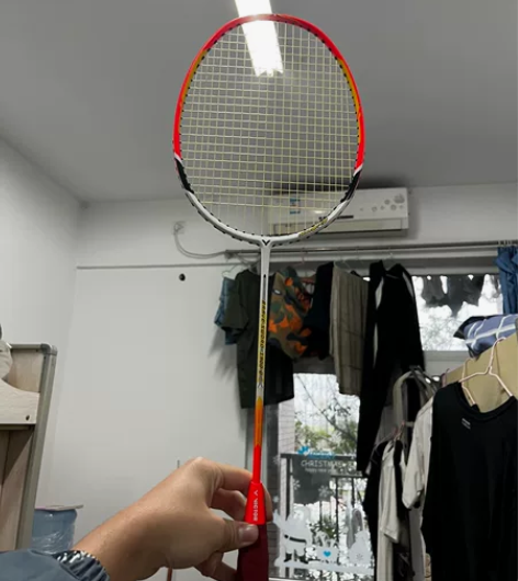 出一把victor 亮剑羽毛球拍，品牌为胜...