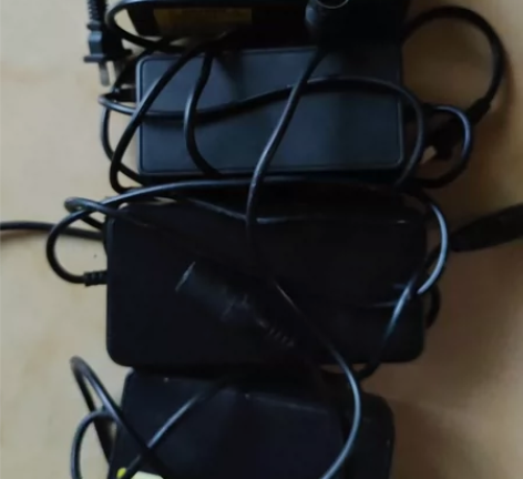 雅迪48V12A原装充电。 大麦头??轻微...