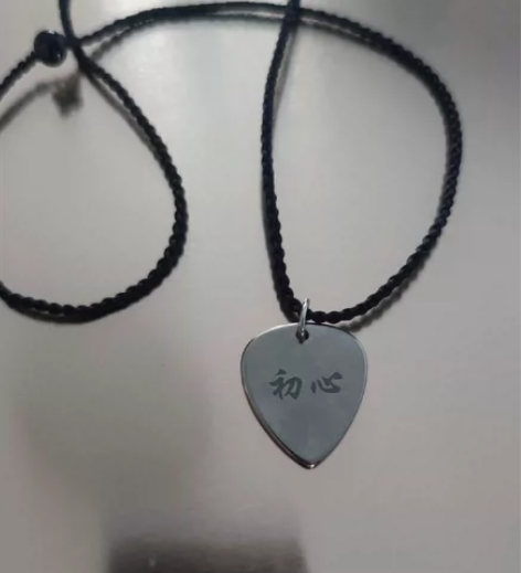 拨片形状钛钢吊坠，不忘初心，一对，有包装盒...