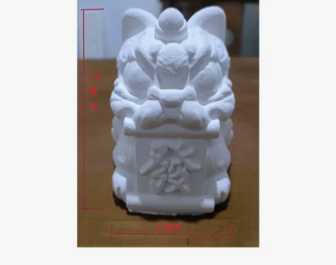 出一款白色的狮型雕塑，高约7.5厘米，宽约...