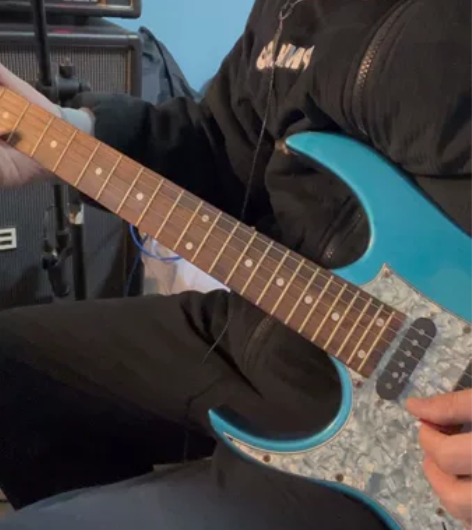 一把蓝色设计者品牌，电吉他，买了一直没用，...