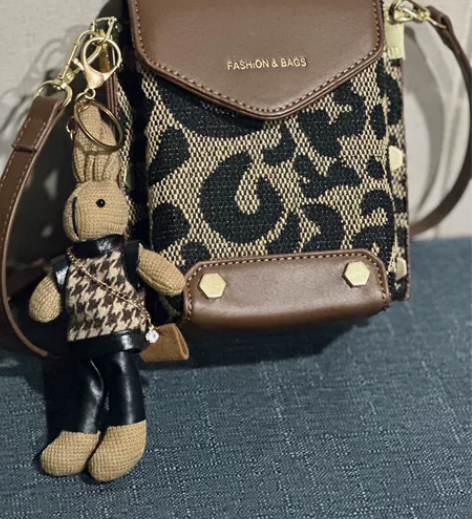 出一个闲置的包包，棕色老花，单肩包小包，尺...