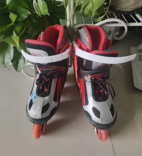 儿童滑冰鞋，9因为不会骑没用几次，搬家收拾...