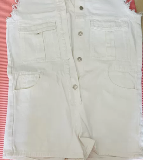 牛仔连体短裤，有口袋可放置，配长袖T恤小短...