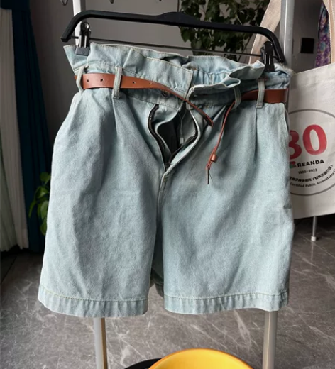 家里的没咋穿过的牛仔短裤，一百一浅蓝，喜欢...