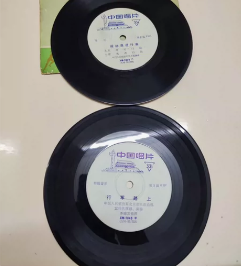 运动员进行曲，行军路上，两张7寸小黑胶唱片...