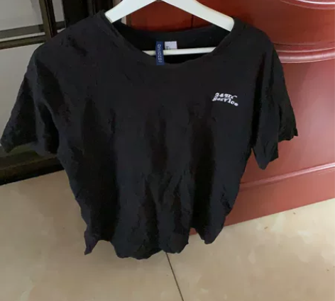 纯黑色男士T恤 L尺码 Hm 感兴趣的话点...