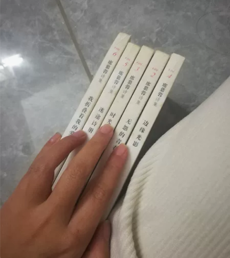 席慕容的诗集，我找不到第一册了。 这套书很...