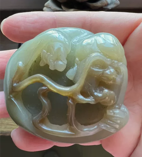 和田青玉手把件，雕刻老寿星，俏色糖色，手里...