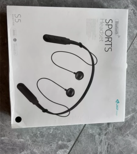 挂脖运动蓝牙耳机全新，未拆封，包装右下角有...