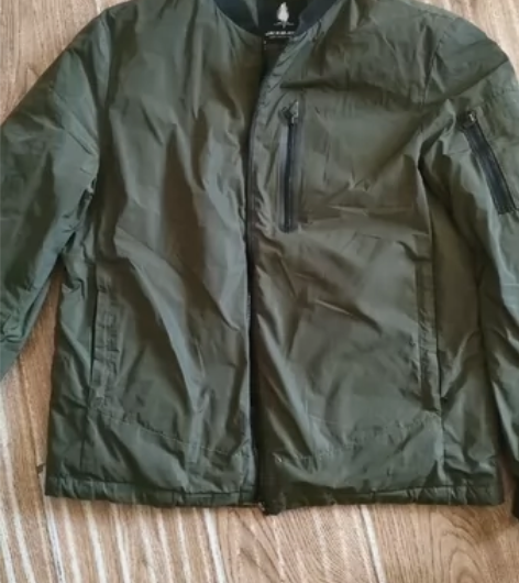 杰克琼斯男士短款羽绒服，五成新，有小洞。全...