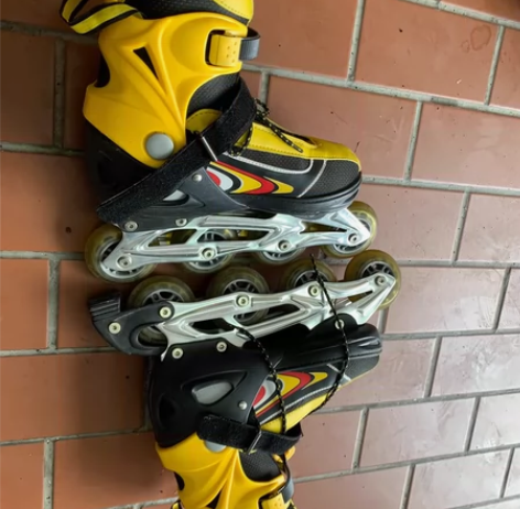 男生滑冰鞋  单排的买来就滑了几次，很新，...