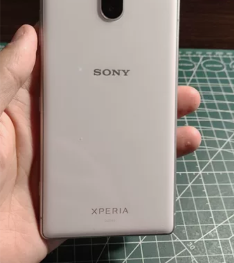 索尼Xperia1 6+64，白色，有两处...