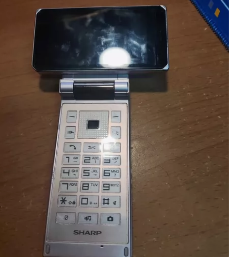 夏普手机,屏幕可旋转,无电池。 未开机,不...