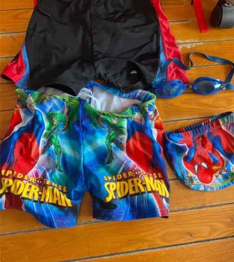 游泳装备。几乎全新。泳裤2条。泳镜。泳帽。...