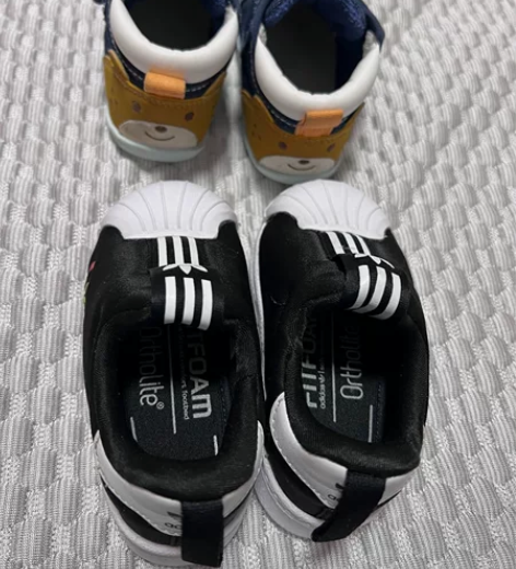 出两双12.5的鞋子   一双adidas...