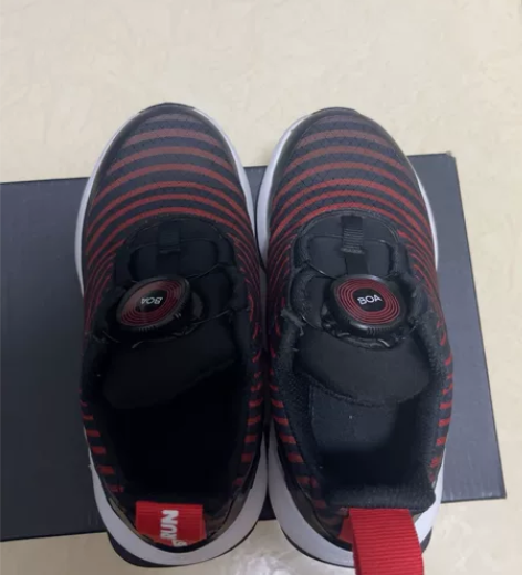 阿迪达斯专柜购入儿童运动鞋 感兴趣的话点“...