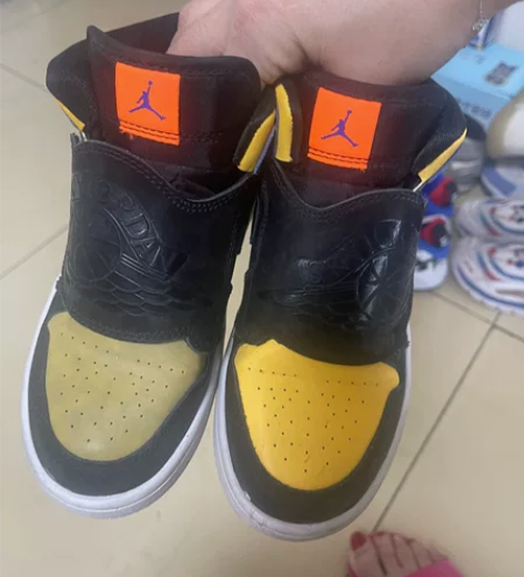 耐克运动鞋，没穿几次，50转。自提地点：朝...