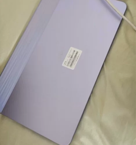 出OPPO pad air紫色，带一个支架...