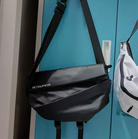 男士斜挎包通勤包胸包男款邮差包骑行包机车背...