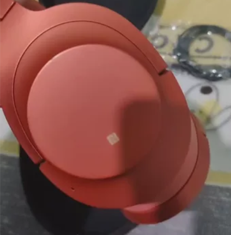 索尼WH900N，整体成色一般。右侧有划痕...