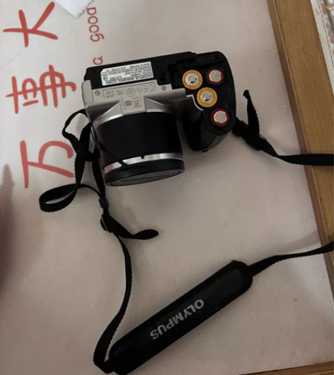 奥林巴斯sp610 电池仓盖子掉了 没试过...