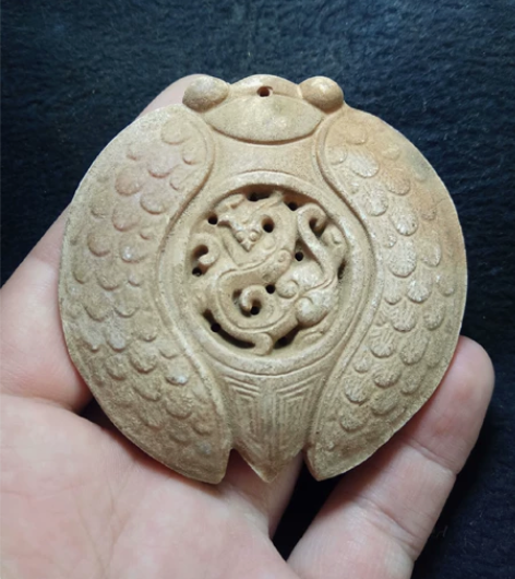 老玉弯龙牌     750元 老玉牌，玉质...