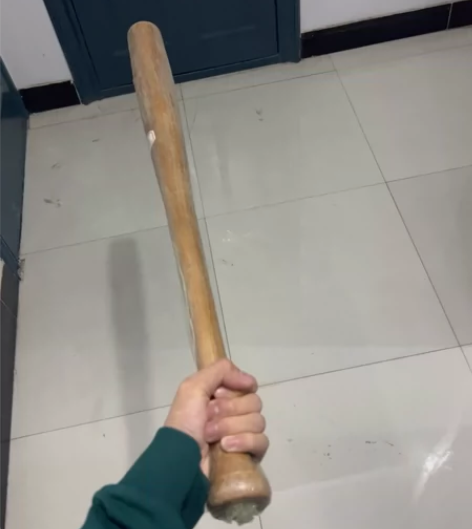 实木棒球棍 还是个牌子货 一直放着防贼的 ...