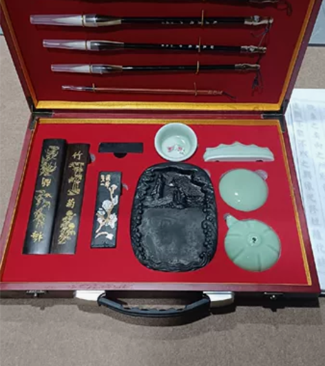出一套六品堂文房四宝，套装，笔墨纸砚全套！...