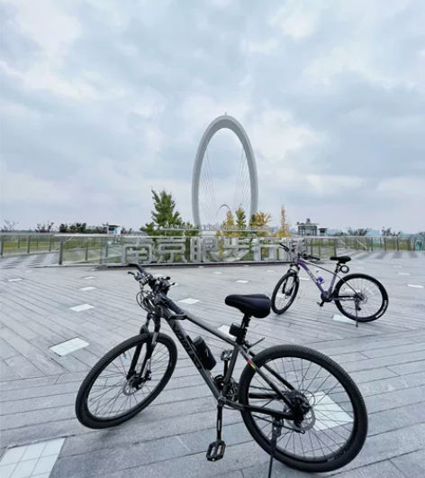 出一辆沃雷顿红日300，尺寸26*15.5...