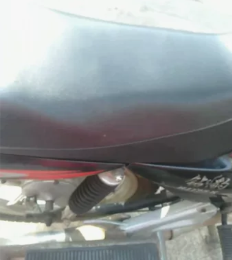 铃木钻豹125摩托车，成色如图实拍，机器不...