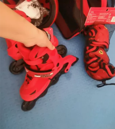 ?【蜜蜂惊喜社】全新法拉利专业轮滑鞋儿童初...