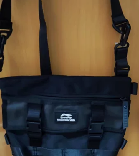 出一个李宁的斜挎包 不刀不刀 刀的不聊 不...