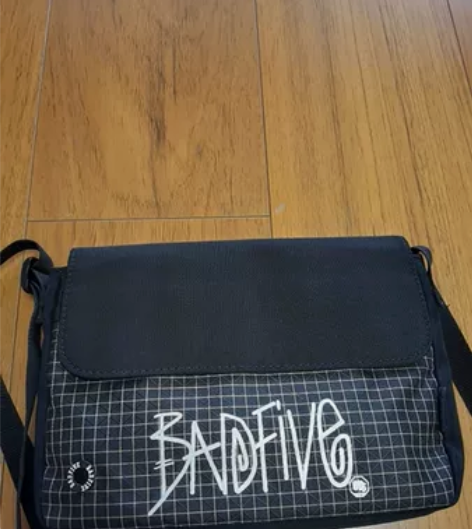 李宁兵不厌诈斜挎包 磁吸扣，非常轻便，男女...