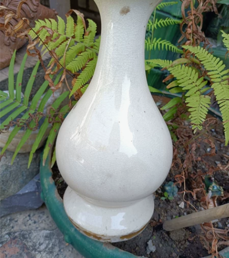 白瓷花瓶 80年代的灯座，底部本来是通底的...