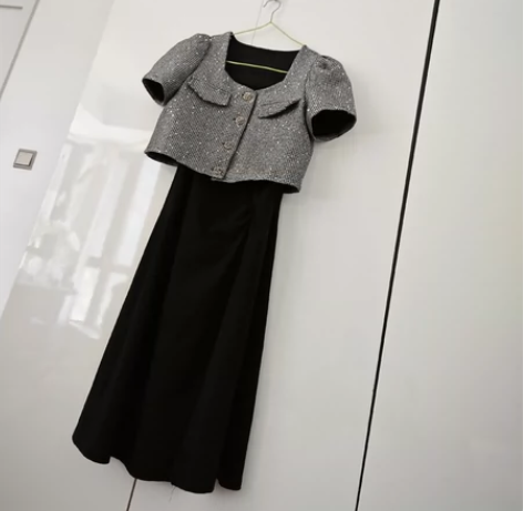 一整套，买了穿了不超过两次。包邮～搬家出好...