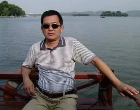 iOS 猛0耳坠狗头王子三件 3500全款...