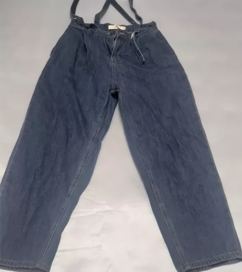 背带裤，腰围穿起来小了，在纪念日百货买的！...