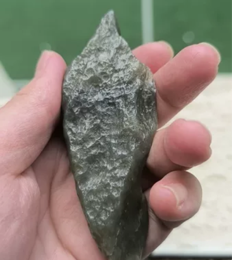 新疆戈壁料青玉，带微微飘墨，很有特色，橘子...