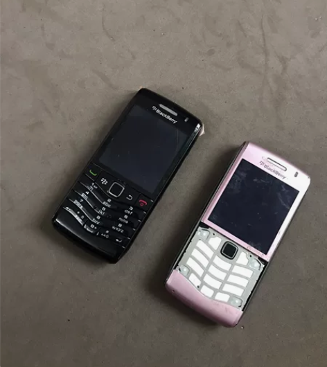 黑莓手机两个， 单机没电池没后盖，手机功能...