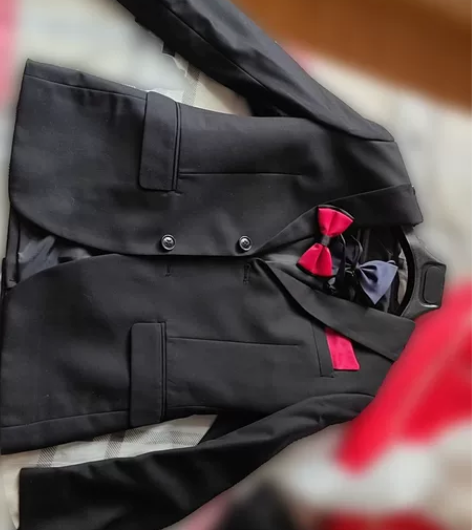 去年给孩子买的全套演出西装，包含西装马甲裤...